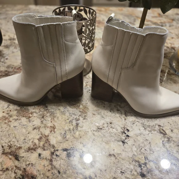Marc FISHER Elegant White Ankle Boots - Picture 2 of 5